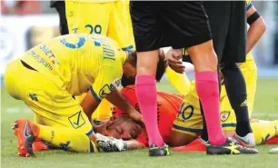  ??  ?? Chievo goalkeeper Stefano Sorrentino gets assistance during the Serie A soccer match between Chievo Verona and Juventus
