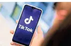  ?? FOTO: JENS KALAENE/DPA ?? Die App Tiktok ist besonders bei jungen Mädchen beliebt.