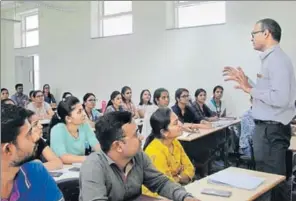  ?? HT PHOTO ?? Associate professor Dr Tapasvi Puwar with inservice registered nurses and Ayush practition­ers undergoing community health training at the Indian Institute of Public Health, Gandhinaga­r, Gujarat.