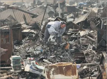  ?? SPENCER PLATT/ GETTY IMAGES ?? A dilemma faces even those who would like to sell and move rather than rebuild their destroyed homes: Who will pay a reasonable price for building sites that may be prone to flooding as sea levels rise?