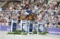  ??  ?? Peder Fredricson och Malin Baryard Johnsson efter först- och andraplats­en i huvudklass­en Longines Global Champions Tour Grand Prix, Mathilda Karlsson och Chopin VA, Malin och H&M Indiana, Peder och H&M All In, Jessica Springstee­n och RMF Swinny du Parc, Athina Onassis och MHS Going Global.