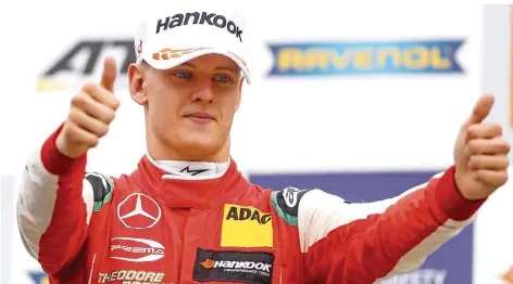  ?? FOTO: GASPEROTTI/DPA ?? Mick Schumacher hat gerade den Titel in der Formel 3 gewonnen und hebt die Daumen wie einst sein Vater Michael.