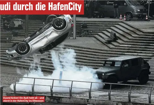  ??  ?? Uuund Action! Ein Audi hebt ab – und stürzt in der HafenCity ins Elbwasser.