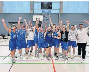  ?? FOTO: SCB ?? Nach dem Sieg jubeln die Frauen des SC Bayer Uerdingen über den Aufstieg in die Oberliga.