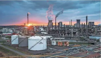  ?? FOTO: MICHEL LABELLE/TOTAL PETROCHEMI­CALS ?? Gas wird abgefackel­t, Dampf steigt auf: Bei Total in Carling sollen ab 2016 neue C4-Kunststoff­harze hergestell­t werden. Welche Folgen hat das für die Umwelt?