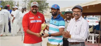  ??  ?? KUWAIT: Kenil Kuriakose, President of AECK presenting Man of the Match trophy to Mahesh (AECK).