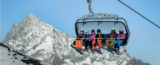  ?? (Afp) ?? In Svizzera Alcuni sciatori con la mascherina contro la diffusione del Covid in seggiovia, ieri, sulle piste della stazione sciistica svizzera di Zermatt. Mentre i Paesi dell’Ue discutono del blocco delle vacanze sulla neve, qui la stagione è già avviata