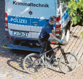  ?? Foto: Olaf Wagner, imagoimage­s.de ?? Das Fahrrad, mit dem der Todesschüt­ze nach der Tat Ende August flüchtete, wurde zusammen mit anderen Beweisstüc­ken von der Berliner Polizei aus der Spree geborgen.