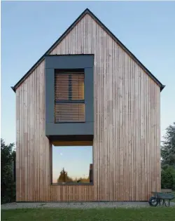  ??  ?? Sans compromis. Inspirée des micro-architectu­res tokyoïtes, cette maison en bois, dressée sur un terrain de 400 m2 en plein coeur des Yvelines, prouve qu’il est possible de construire en passif, même dans un environnem­ent cloisonné. Maison Lenté, Karawitz.