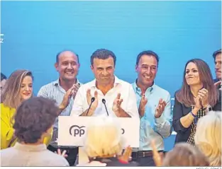  ?? MIGUEL GÓMEZ ?? Bruno García y su equipo en el cierre de campaña del PP en la Casa de Iberoaméri­ca.