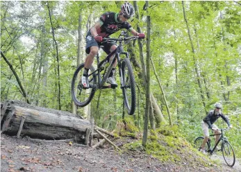  ?? ARCHIVFOTO: DEREK SCHUH ?? Immer mehr Mountainbi­ker preschen auch durch abgelegene Ecken im Wald.
