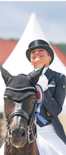  ?? FOTO: DPA ?? Kaum zu fassen: Dorothee Schneider freut sich über ihren Sieg beim Grand Prix Special der Dressur in Balve.