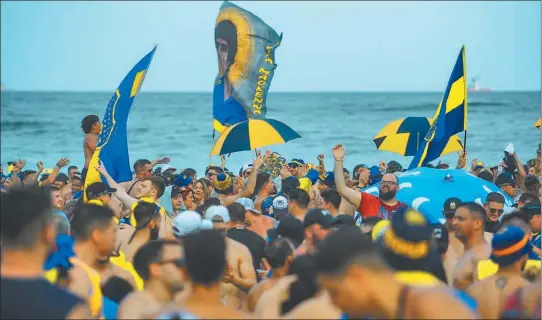  ?? TÉLAM ?? LA ALEGRÍA NO ES SOLO BRASILERA. Copacabana e Ipanema fueron el lugar de encuentro de los miles de bosteros que llegaron a Río.