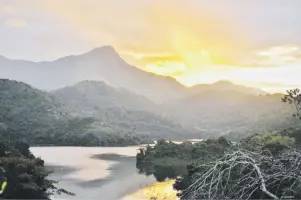  ??  ?? Amanecer en el lago Lucchetti, al norte del pueblo de Yauco.