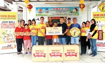  ?? ?? MR D.I.Y. Group head of marketing Alex Goh (sixth left) presenting the contributi­ons to Persatuan Kebajikan Orangorang Tua Bahagia Selangor secretary Stanley Yap, witnessed by the volunteers.