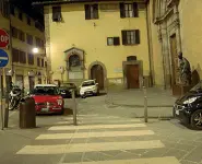  ??  ?? Piazza San Felice, le auto sono parcheggia­te anche nella zona pedonale Via Romana, con le auto sui marciapied­i che bloccano anche i portoni delle case A sinistra Borgo San Frediano