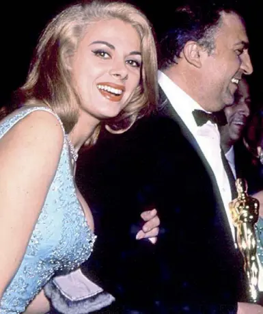  ??  ?? Sandra Milo con Federico Fellini, subito dopo l’Oscar per «8 1/2», nel 1964. L’attrice oggi ha 85 anni