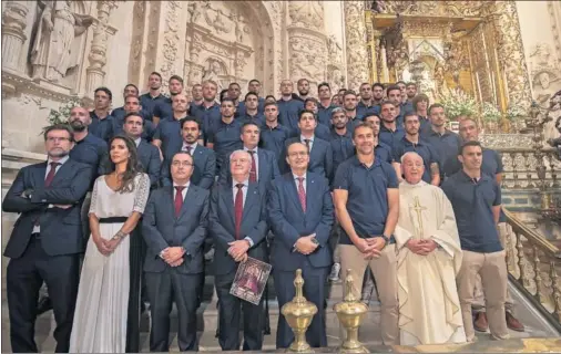  ??  ?? EN LA CATEDRAL. La plantilla, el cuerpo técnico y la directiva del Sevilla posando, ayer, en la capilla de la Virgen de los Reyes.