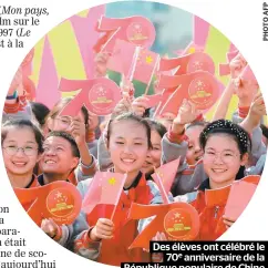  ??  ?? Des élèves ont célébré le 70e anniversai­re de la République populaire de Chine à Yangzhou samedi.