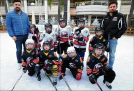  ??  ?? Les neuf hockeyeurs en herbe, arbitrés par Bruno Catelin, ont fait une démonstrat­ion de leur pratique devant un public conquis.