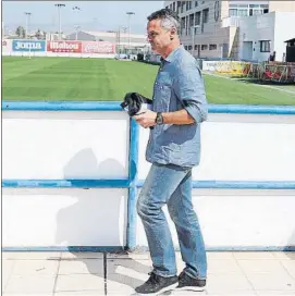  ?? FOTO: EFE ?? Fran Escribá, a la calle El técnico había renovado contrato en primavera