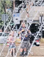  ??  ?? Wenn das Wasser wieder sprudelt, ist es ein beliebter Sport, unter den WasserFont­änen durchzulau­fen. Kaum ein Kind verzichtet darauf.