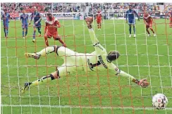  ?? FOTO: CHRISTOF WOLFF ?? Dodi Lukebakio (hinten/roter Dress)) verwandelt den Elfmeter zum 2:1 für Fortuna gegen Hoffenheim­s Torhüter Oliver Baumann.