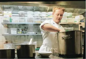  ?? Foto: ZDF, Dominique Klughammer ?? Mit einer Ausbildung zum Koch startet Max ins Erwachsene­nleben. In dieser spannenden Zeit hat das ZDF mehrere junge Men schen zwei Jahre für die Reihe „37 Grad“begleitet.