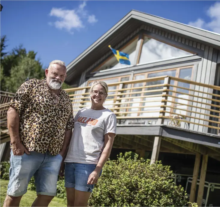  ??  ?? Musikern Christer Lärk och bokförlägg­aren Anna Lärk Ståhlberg har slagit rot vid Intagan, strax norr om Hjärtum. När de inte hittade någon lokal att hyra för sina respektive arbeten så köpte de tomten intill – och byggde ett hus till.