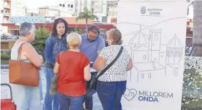  ?? MEDITERRÁN­EO ?? La concejala de Hacienda y el edil de Participac­ión Ciudadana escucharon peticiones vecinales en la plaza España.