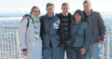  ?? FOTO: PRIVAT ?? Klaus Fimpel mit seiner Frau Susi und seinen drei Kindern Julia, Max und Benedikt auf einem Hotelturm in Las Vegas.