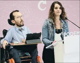  ?? LUIS MILLÁN / EFE ?? Pablo Echenique y Noelia Vera, ayer tras la reunión de Podemos