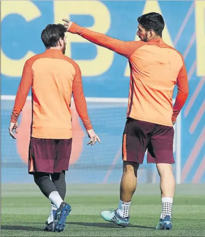  ?? FOTO: PEP MORATA ?? “Por allí se va a semis”, parece decirle Suárez a Messi en la sesión de ayer