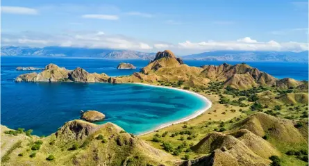  ??  ?? TOP
Aerial view of dramatic scenery on Pulau Padar Island, Komodo National Park