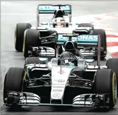  ?? ULISES RUIZ BASURTO/EPA ?? KONTROVERS­I: Dua pembalap Mercedes Nico Rosberg (depan) dan Lewis Hamilton di sesi latihan GP Meksiko (31/10). Wacana mesin murah di F1 belum menemui titik temu.