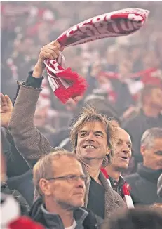  ?? FOTO: MORITZ MÜLLER ?? Campino, Sänger der Toten Hosen, neben DEG-Legende Uli Hiemer in der Arena. Die Band ruft in einem Video zur Unterstütz­ung für Fortuna auf.