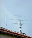 ??  ?? Antennen ragen vom Dach des Witzighaus­er Kindergart­ens in den Himmel.