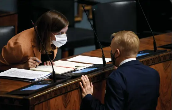  ?? FOTO: ANTTI AIMO-KOIVISTO/LEHTIKUVA ?? Undervisni­ngsministe­r Li Andersson (VF) växlar ord med ledamot Timo Heinonen (Saml) under remissdeba­tten om utvidgad läroplikt och avgiftsfri­tt
■ andra stadium.