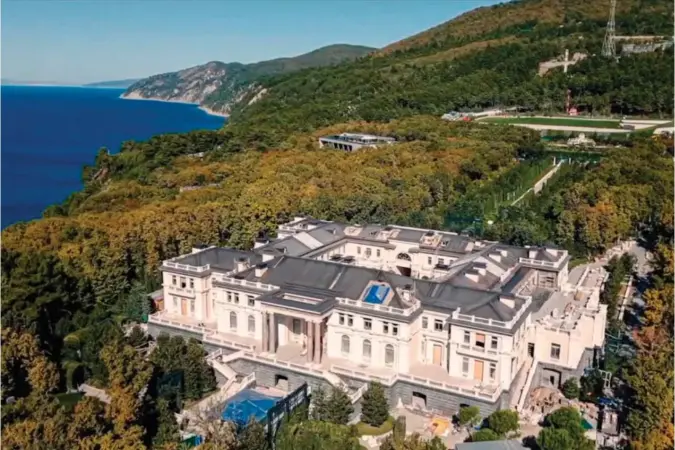  ?? NAVALNYJ LIFE, AP/NTB ?? Putins palass ved Svartehave­t. Ifølge Putin-kritikeren Aleksej Navalnyj skal bare dobørsten ha kostet 7000 kroner.