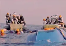  ?? ANSA ?? Gli aiuti portati a un barcone rovesciato­si al largo della Libia