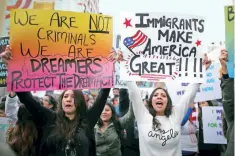  ??  ?? Ciudadanos participar­on ayer en la marcha por los derechos humanos y la dignidad de los migrantes, en la ciudad de Los Ángeles, California.