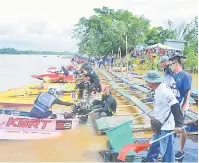  ??  ?? SUKAN AIR: Andrew (tengah) melepaskan salah satu acara perlumbaan sempena Sukan Air PIBG SK Kampung Bungan.