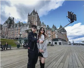  ?? PHOTO D’ARCHIVES, DANIEL MALLARD ?? Les Coréens ont été très nombreux à découvrir les rues de Québec, cet été, en raison de la popularité de la série télévisée Goblin diffusée en Corée du Sud.