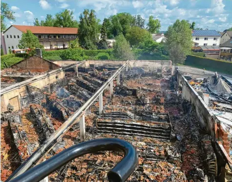  ?? Fotos: Feuerwehr Höchstädt/Berthold Veh ?? Ein Bild der Zerstörung: Wo am Samstag noch Menschen einkauften, ist jetzt nur noch eine Ruine übrig. Der Edeka in Höchstädt ist in der Nacht zum Sonntag abgebrannt. Als Ursache schließt die Kriminalpo­lizeiinspe­ktion Dillingen Brandstift­ung nicht aus.