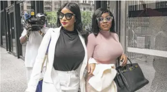  ?? ASHLEE REZIN GARCIA/SUN-TIMES ?? Joycelyn Savage (left) and Azriel Clary leaving a courthouse last year.