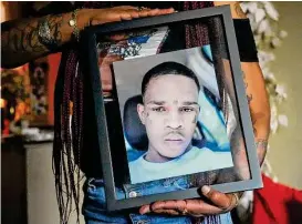  ?? Brett Coomer/Staff photograph­er ?? “I’m glad they did indict somebody. But I don’t feel satisfied,” says Larhonda Biggles, shown holding a photo of her son, Jaquaree Simmons.