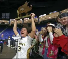  ?? STUART CAHILL — BOSTON HERALD ?? St. Mary’s star Yirsy Queliz screams with the trophy after the Lynn school defeated Bishop Fenwick in the Div. 3 girls basketball championsh­ip at the Tsongas Center on Saturday.
