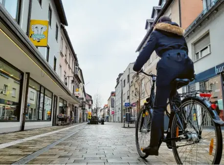  ?? Foto: Claudia Stegmann ?? Bislang dürfen Radfahrer in der Neuburger Innenstadt entgegenge­setzt der Einbahnstr­aße fahren. Dieses Privileg wird nun aufgehoben.