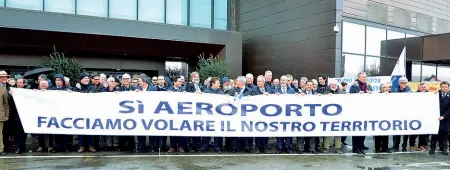  ??  ?? La manifestaz­ione degli industrial­i davanti all’aeroporto di Peretola a metà dello scorso novembre