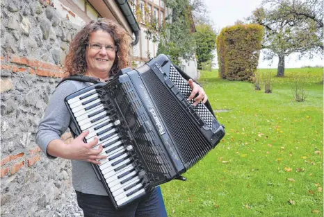  ?? FOTO: BARBARA BAUR ?? Andrea Bruncic aus Menzenweil­er organisier­t eine Veranstalt­ung mit Igor und seinen Oberkraine­rn und Christa Behnke. Auch sie selbst wird auf der Bühne in der Seebachhal­le in Eberbach stehen.